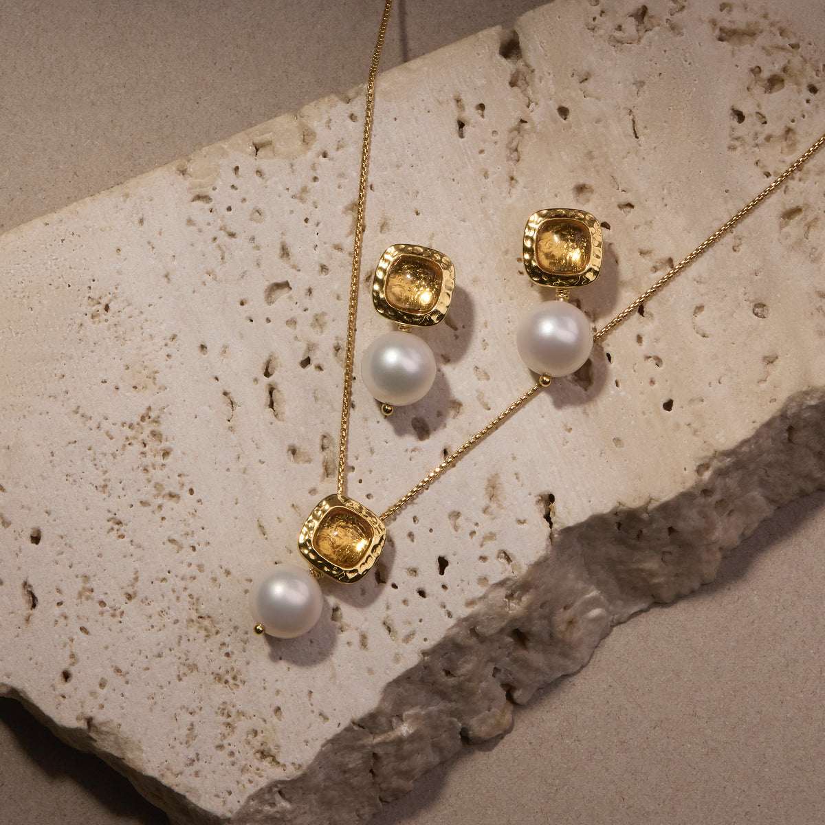 Coral Kiss Pearl Earring